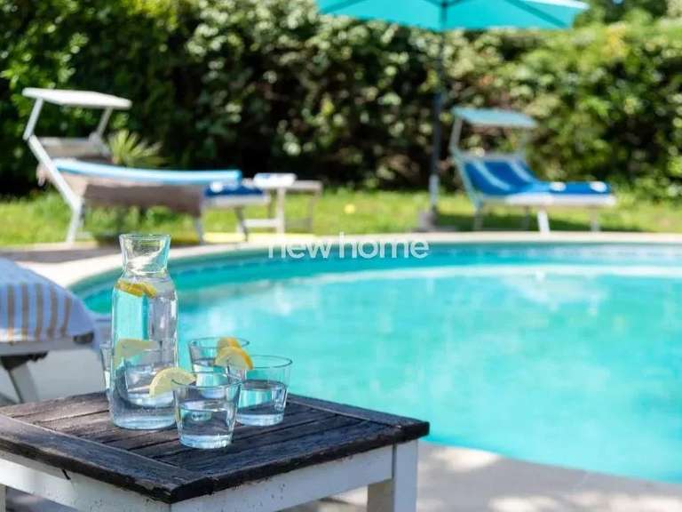 Maison Bagnols-en-Forêt - 4 chambres - 160m²