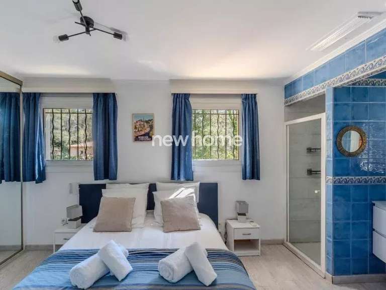 Maison Bagnols-en-Forêt - 4 chambres - 160m²