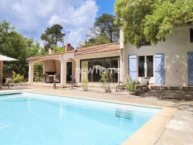 Maison Bagnols-en-Forêt - 4 chambres - 195m²