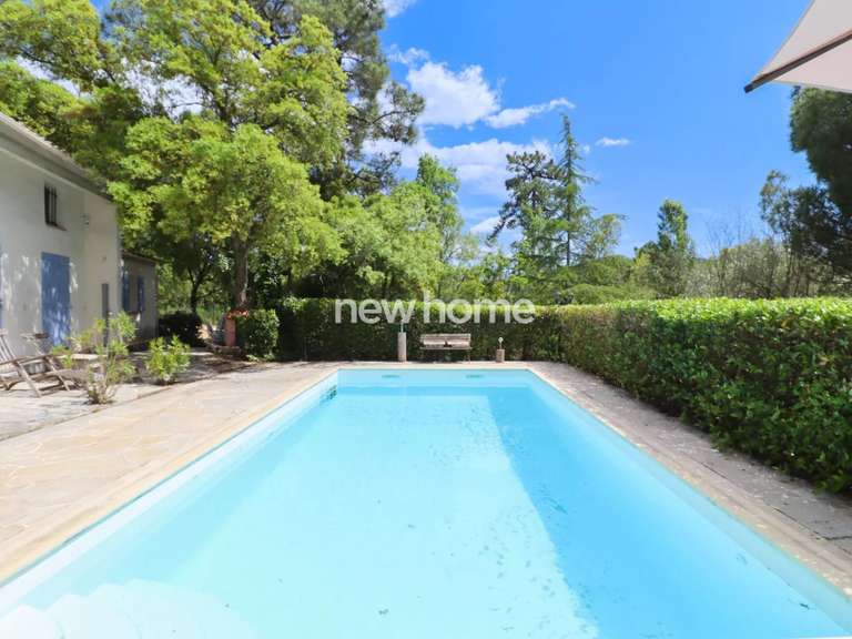 Maison Bagnols-en-Forêt - 4 chambres - 195m²