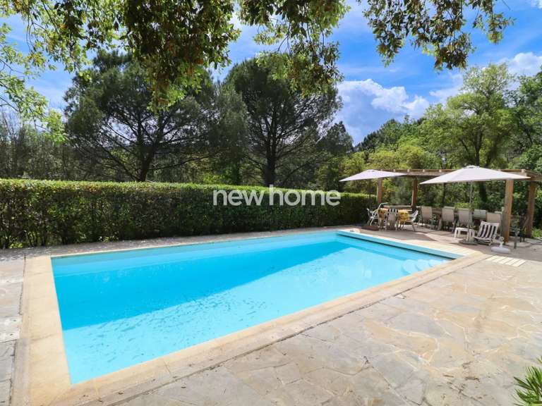 Maison Bagnols-en-Forêt - 4 chambres - 195m²