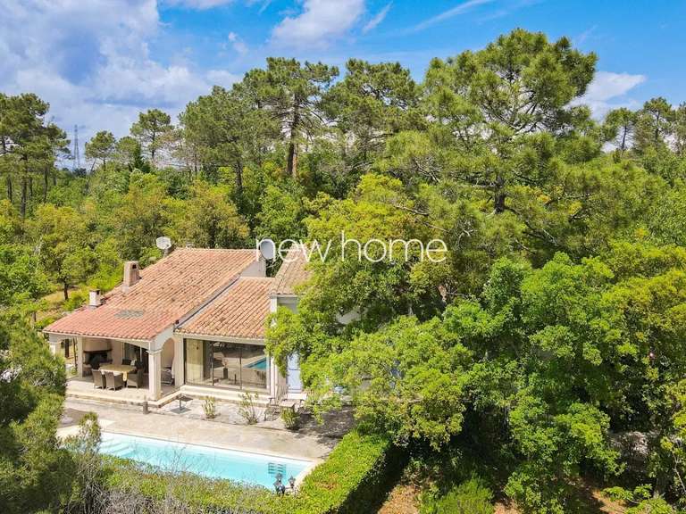 Maison Bagnols-en-Forêt - 4 chambres - 195m²