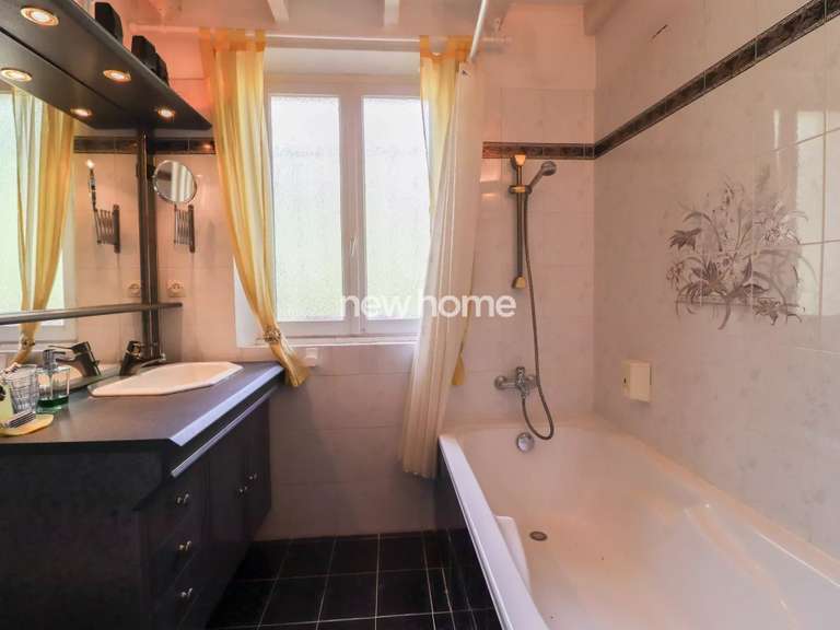 Maison Bagnols-en-Forêt - 4 chambres - 195m²