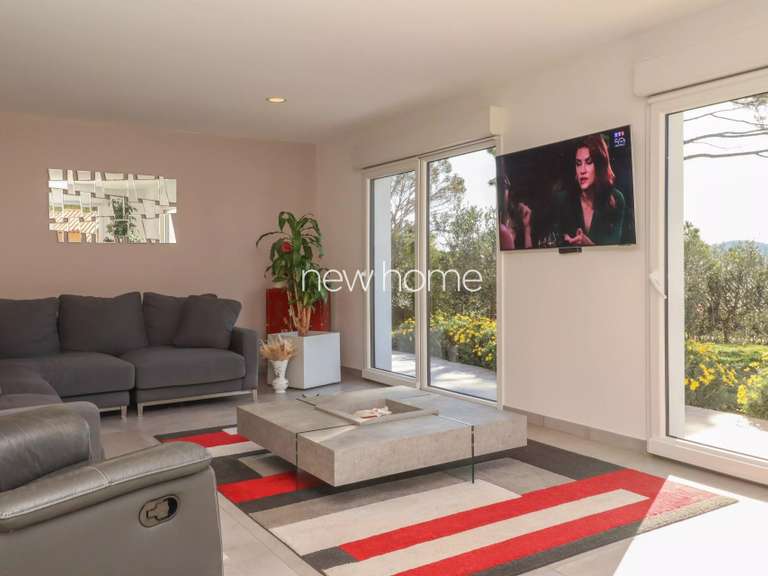 Maison Bagnols-en-Forêt - 3 chambres - 180m²