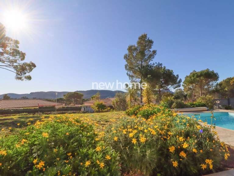 Maison Bagnols-en-Forêt - 3 chambres - 180m²