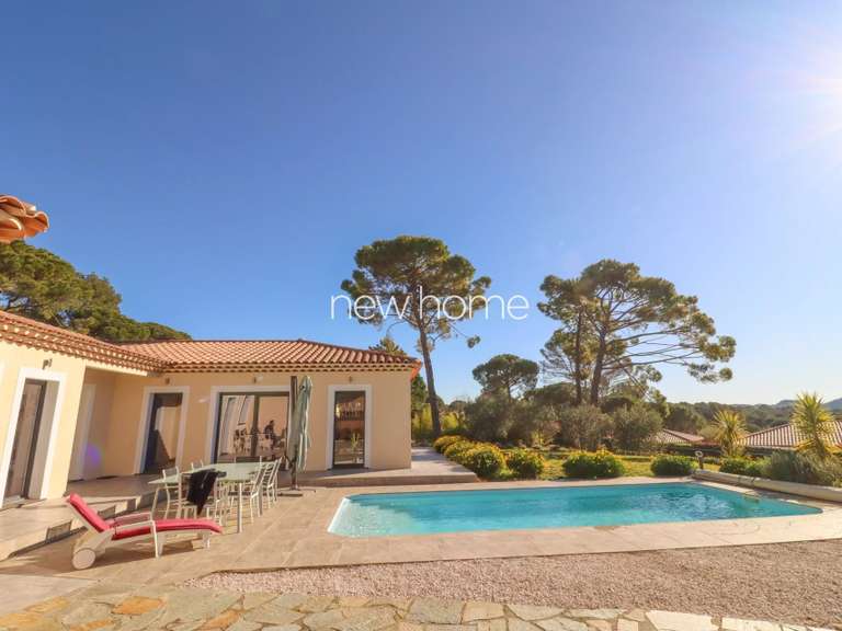 Maison Bagnols-en-Forêt - 3 chambres - 180m²