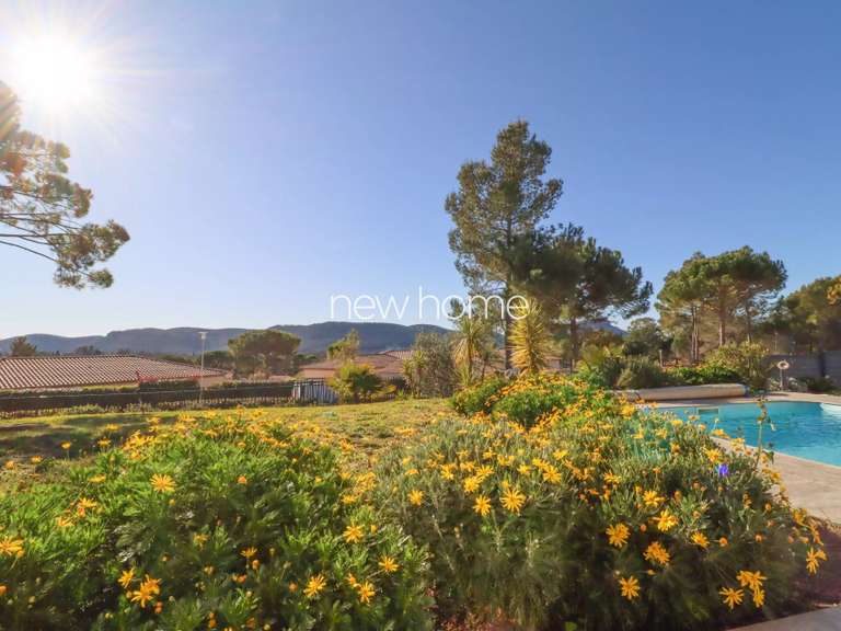 Maison Bagnols-en-Forêt - 3 chambres - 180m²