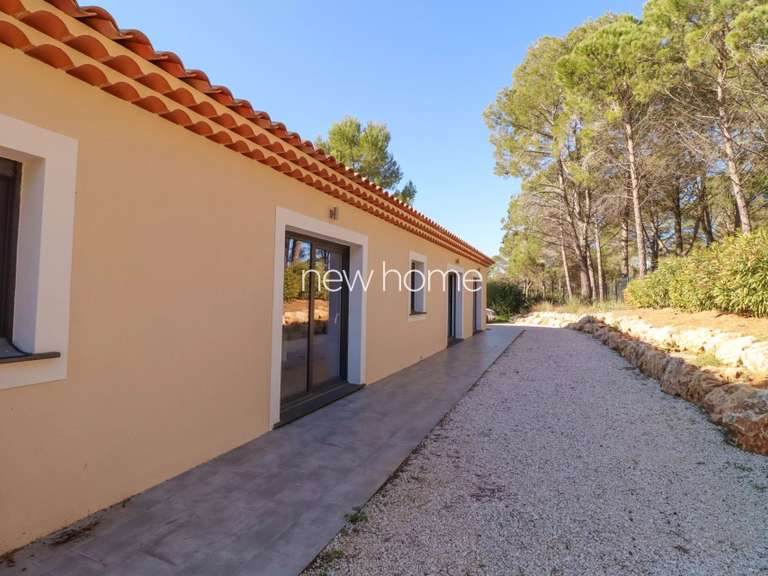 Maison Bagnols-en-Forêt - 3 chambres - 180m²