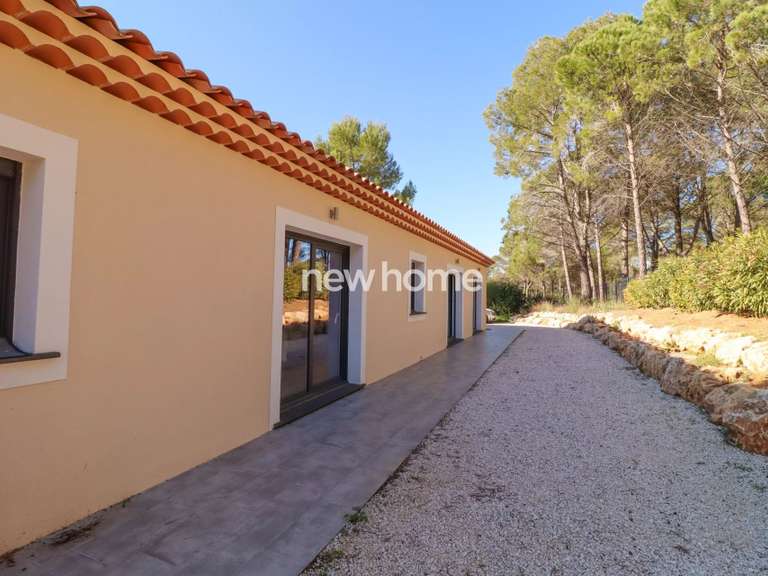 Maison Bagnols-en-Forêt - 3 chambres - 180m²