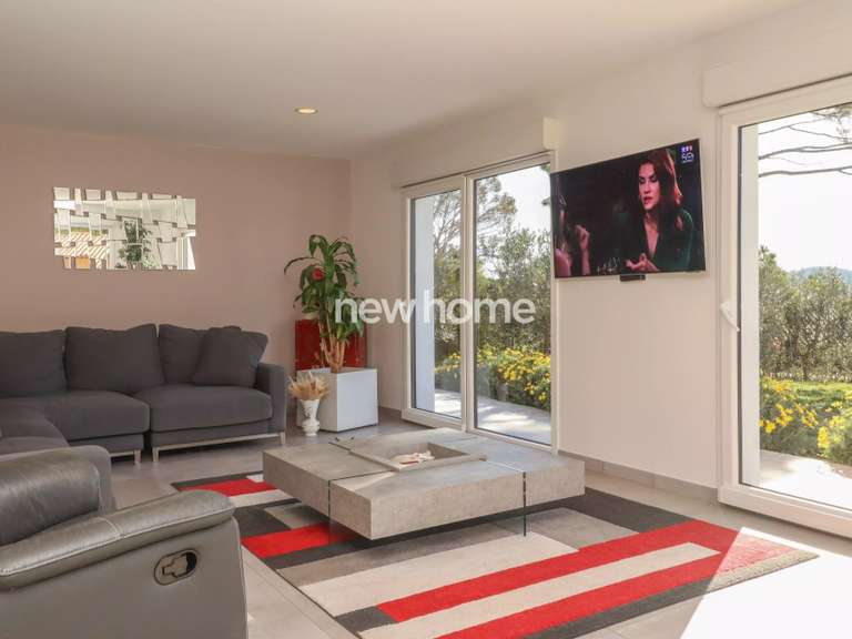 Maison Bagnols-en-Forêt - 3 chambres - 180m²