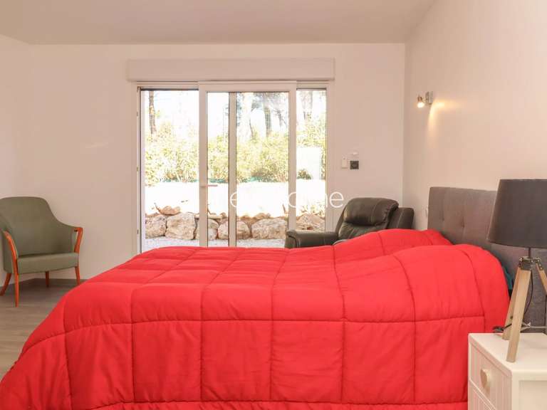 Maison Bagnols-en-Forêt - 3 chambres - 180m²