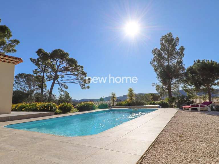 Maison Bagnols-en-Forêt - 3 chambres - 180m²