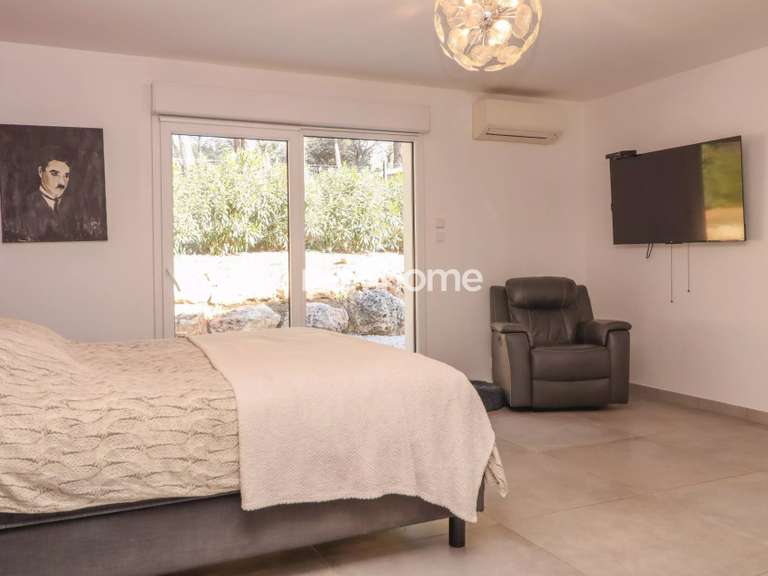 Maison Bagnols-en-Forêt - 3 chambres - 180m²