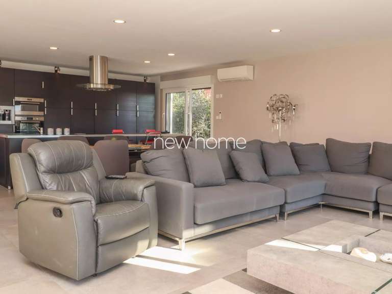 Maison Bagnols-en-Forêt - 3 chambres - 180m²