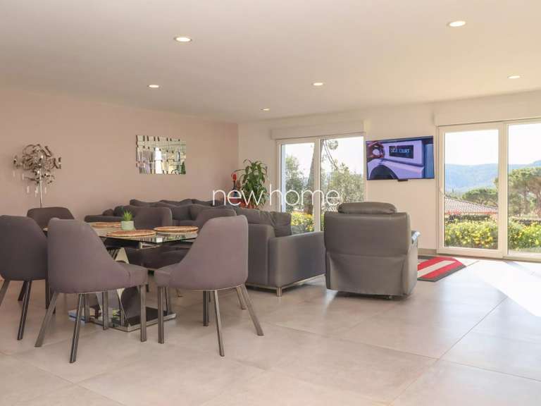 Maison Bagnols-en-Forêt - 3 chambres - 180m²