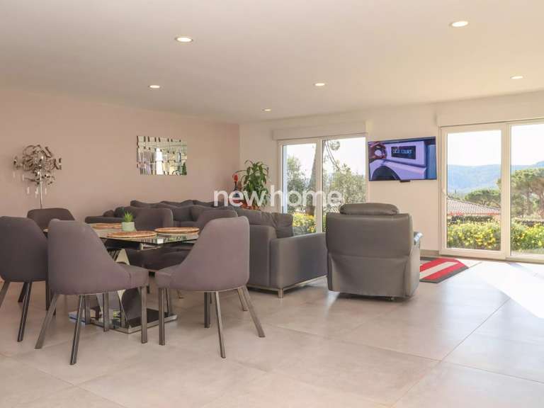 Maison Bagnols-en-Forêt - 3 chambres - 180m²