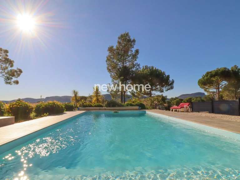 Maison Bagnols-en-Forêt - 3 chambres - 180m²