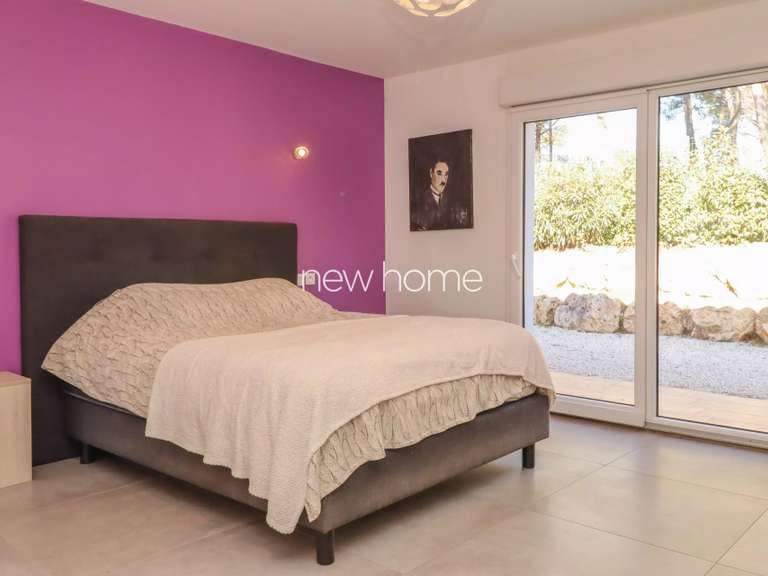 Maison Bagnols-en-Forêt - 3 chambres - 180m²