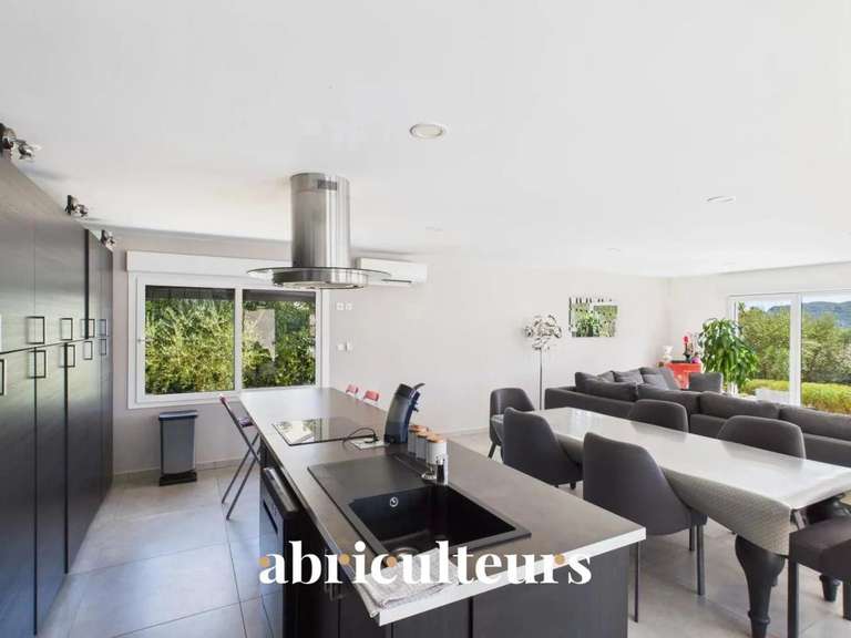 Maison Bagnols-en-Forêt - 3 chambres - 186m²