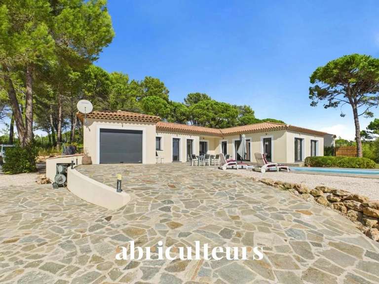 Maison Bagnols-en-Forêt - 3 chambres - 186m²