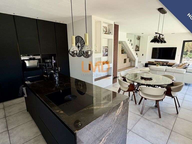 Maison Bagnols-en-Forêt - 4 chambres - 120m²