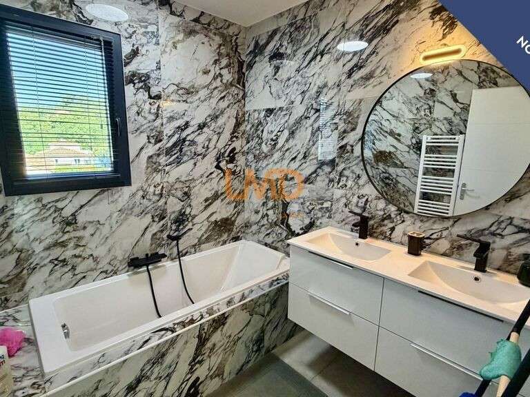 Maison Bagnols-en-Forêt - 4 chambres - 120m²