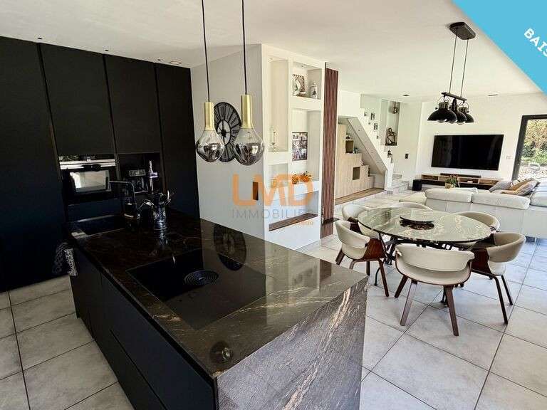 Maison Bagnols-en-Forêt - 4 chambres - 120m²