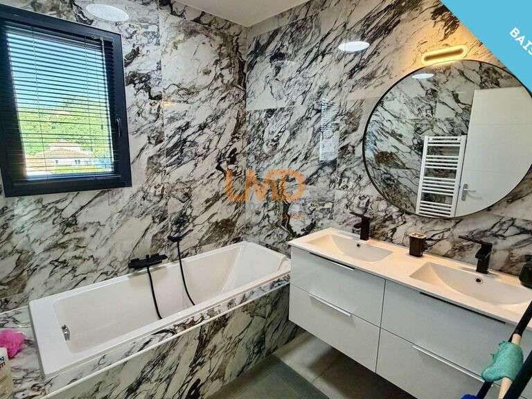 Maison Bagnols-en-Forêt - 4 chambres - 120m²