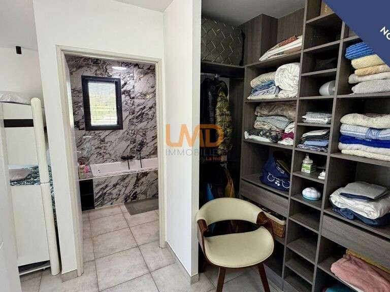 Maison Bagnols-en-Forêt - 4 chambres - 120m²
