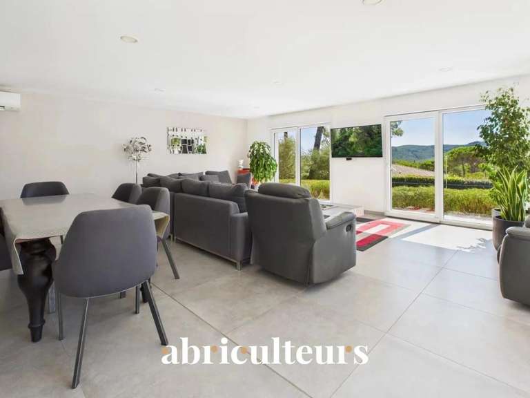 Maison Bagnols-en-Forêt - 3 chambres - 186m²