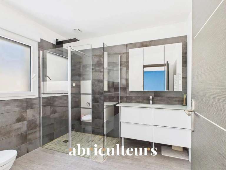 Maison Bagnols-en-Forêt - 3 chambres - 186m²