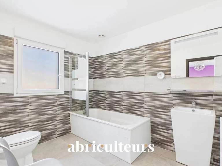 Maison Bagnols-en-Forêt - 3 chambres - 186m²