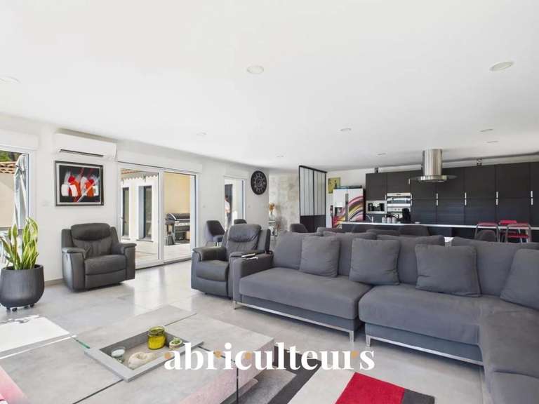 Maison Bagnols-en-Forêt - 3 chambres - 186m²