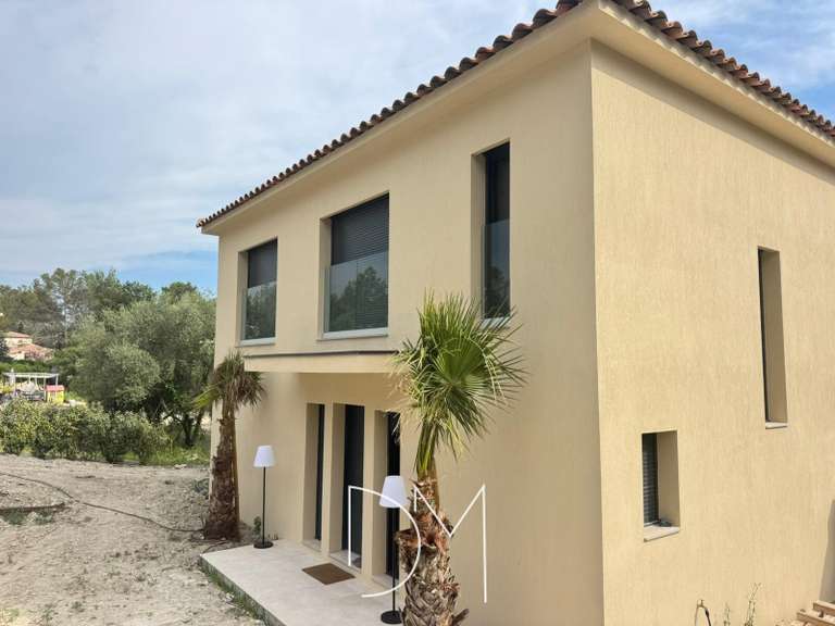 Villa Bagnols-en-Forêt - 3 chambres - 111m²