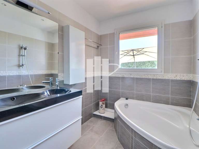 Villa Bagnols-en-Forêt - 4 chambres - 178m²