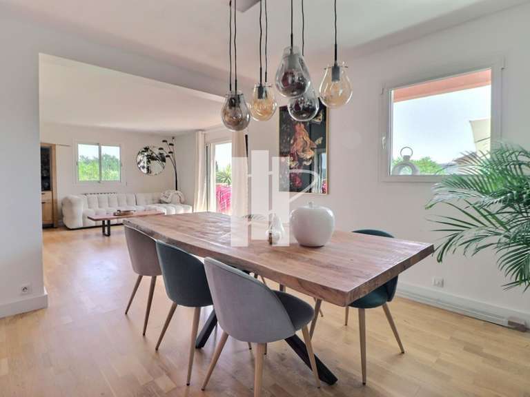 Villa Bagnols-en-Forêt - 4 chambres - 178m²