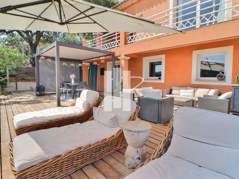Villa Bagnols-en-Forêt - 4 chambres - 178m²