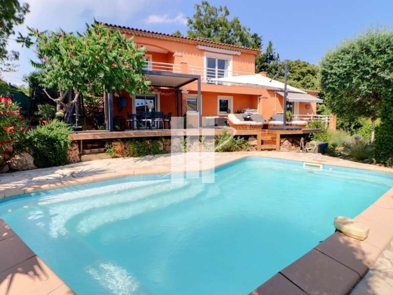 Villa Bagnols-en-Forêt - 4 chambres - 178m²