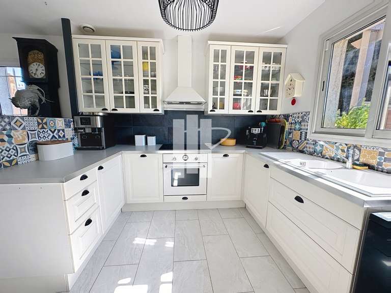 Villa Bagnols-en-Forêt - 4 chambres - 178m²