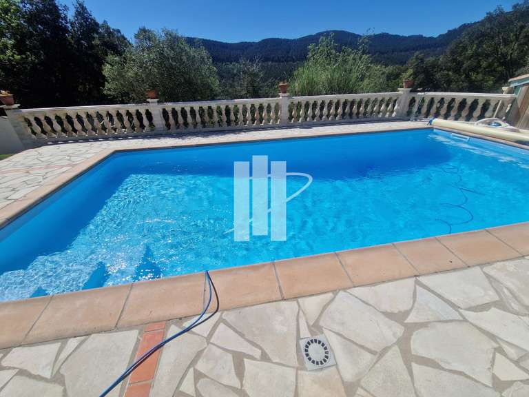 Villa Bagnols-en-Forêt - 4 chambres - 100m²