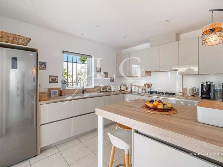 Villa Bagnols-en-Forêt - 5 bedrooms - 271m²