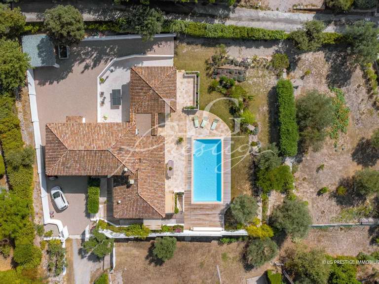 Villa Bagnols-en-Forêt - 5 bedrooms - 271m²