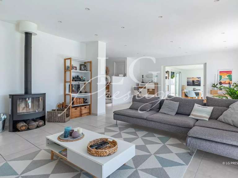 Villa Bagnols-en-Forêt - 5 bedrooms - 271m²