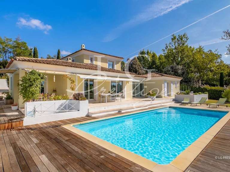 Villa Bagnols-en-Forêt - 5 chambres - 271m²