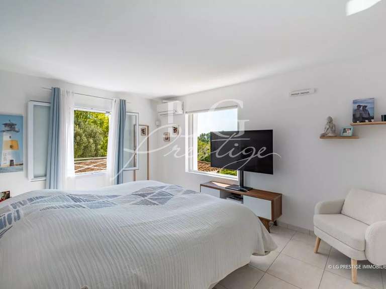 Villa Bagnols-en-Forêt - 5 bedrooms - 271m²