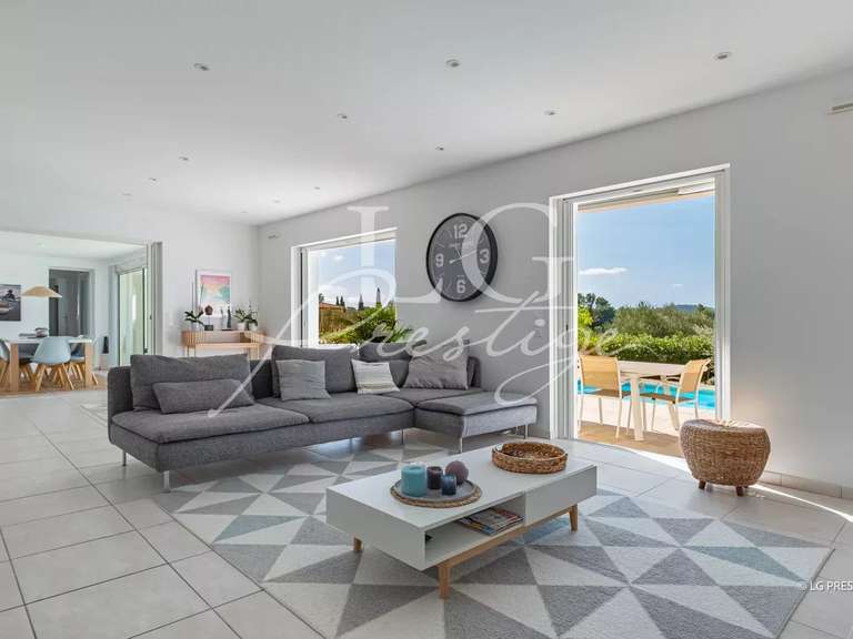 Villa Bagnols-en-Forêt - 5 bedrooms - 271m²