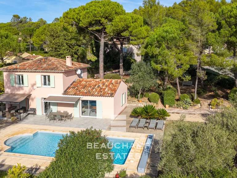 Villa Bagnols-en-Forêt - 4 chambres - 132m²