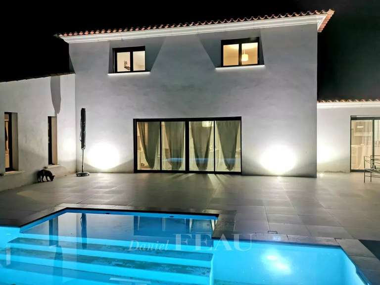 Villa Bagnols-en-Forêt - 3 chambres - 1500m²