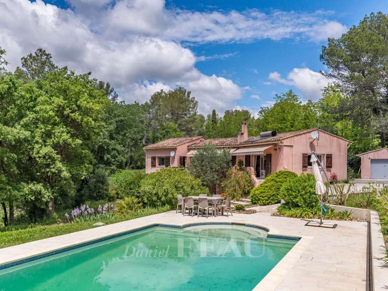 Villa Bagnols-en-Forêt - 5 chambres - 210m²