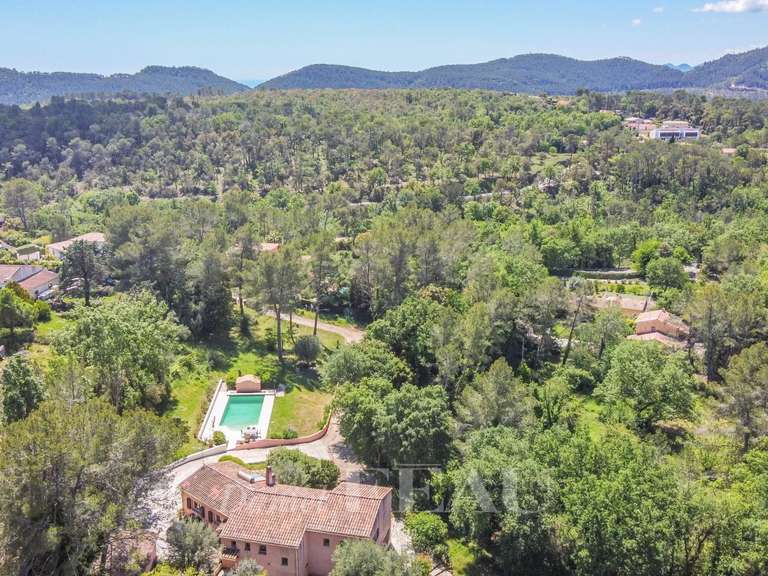 Villa Bagnols-en-Forêt - 5 chambres - 210m²